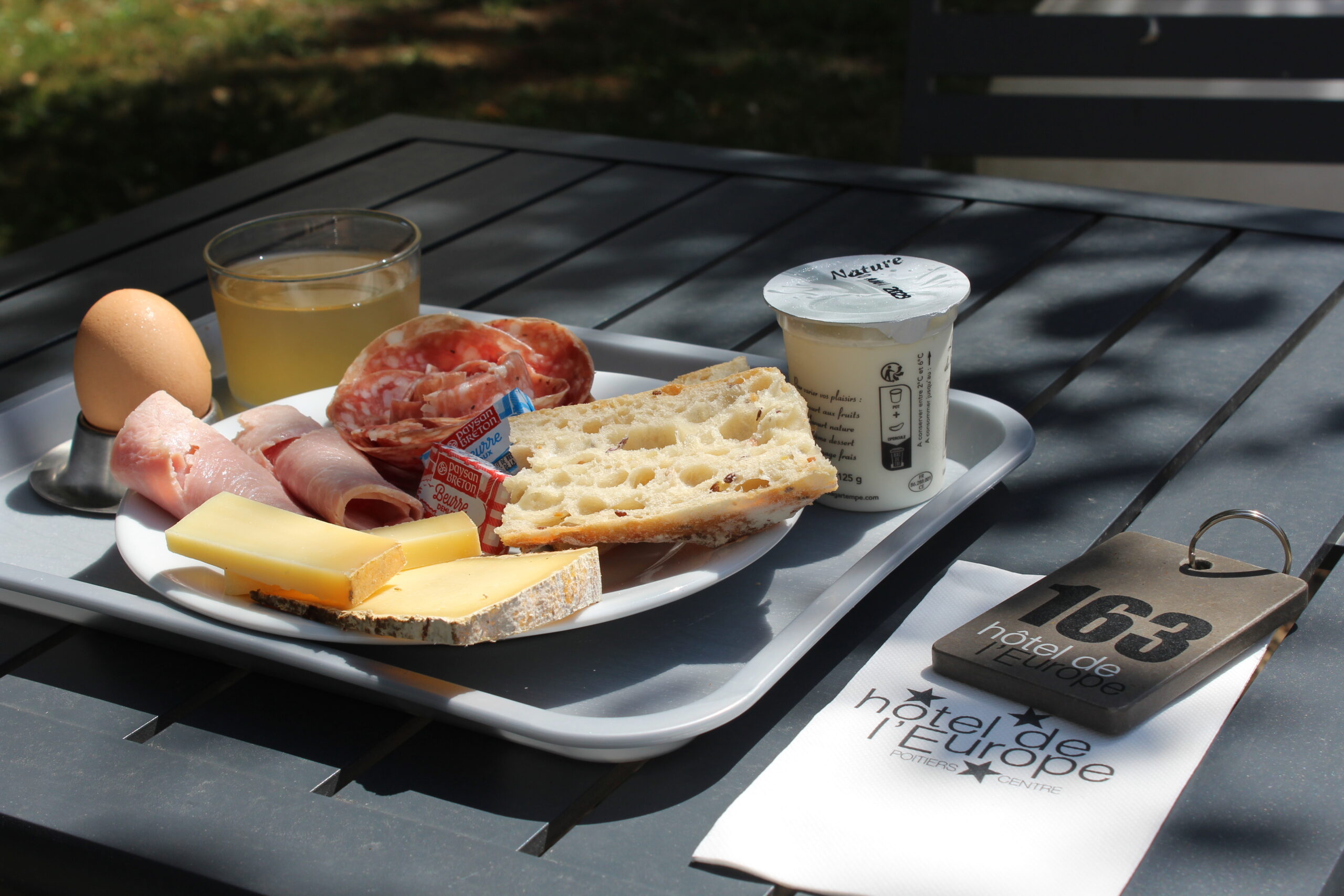 délicieux petit déjeuner buffet avec produits locaux et fait maison